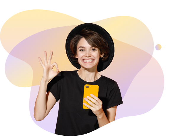 femme avec un téléphone à la main qui fait le signe OK pour dire qu'elle a bien souscrit à son assurance emprunteur