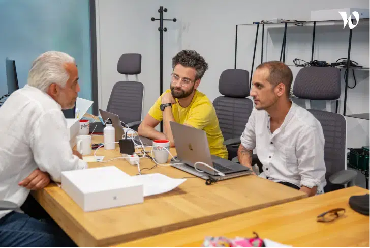 photo dans les bureaux d'Assurly avec Toufik, le CEO d'Assurly et d'autres collaborateurs