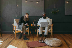 deux hommes sur un ordinateur qui souhaite faire un crédit en co-emprunteur