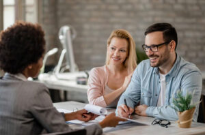 deux personnes qui se renseignent sur les garanties en Assurance emprunteur