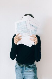 femme avec des papiers qui regarde sa tranche marginale d'imposition