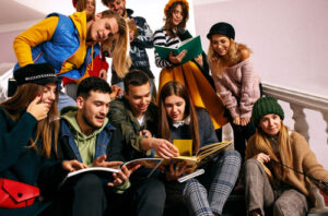 Groupe d'étudiants qui gagnent du pouvoir d'achat grâce à l'assurance de crédit étudiant Assurly