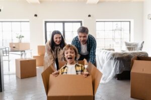famille qui fait ses cartons pour un déménagement après un achat immobilier