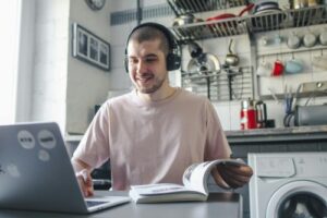 étudiant qui cherche les avantages de souscrire un prêt étudiant