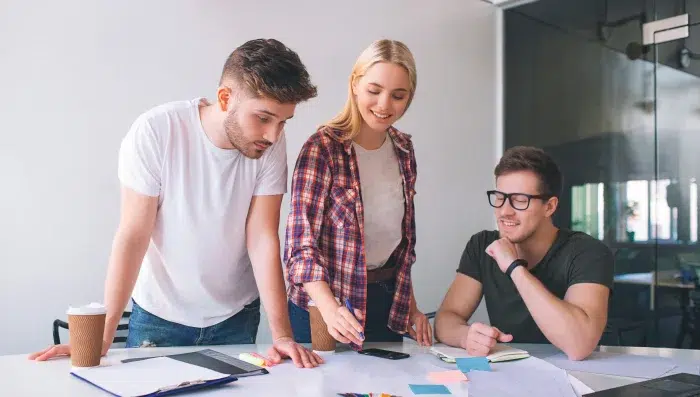 Étudiants entrepreneurs : comment assurer son prêt quand on lance sa micro-entreprise en parallèle ?